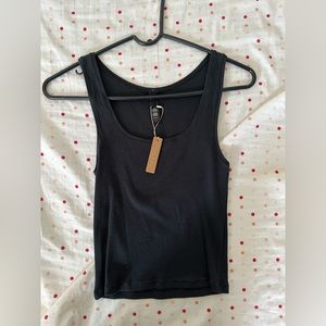 Skims black tank